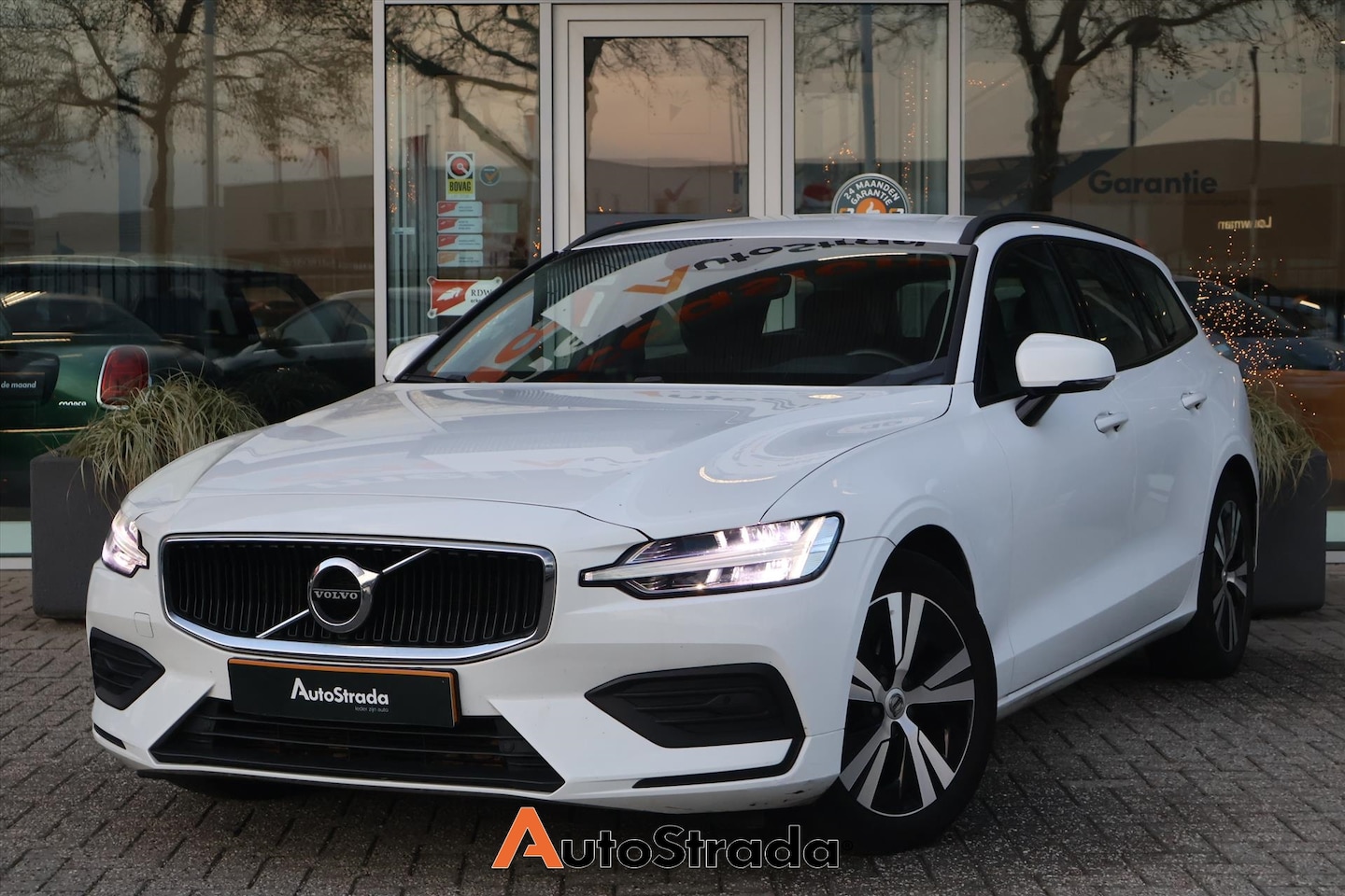 Volvo V60 - B3 Momentum Advantage 163pk | Carplay | Trekhaak | Camera | ACC | Climate | LED | Dodehoek - AutoWereld.nl