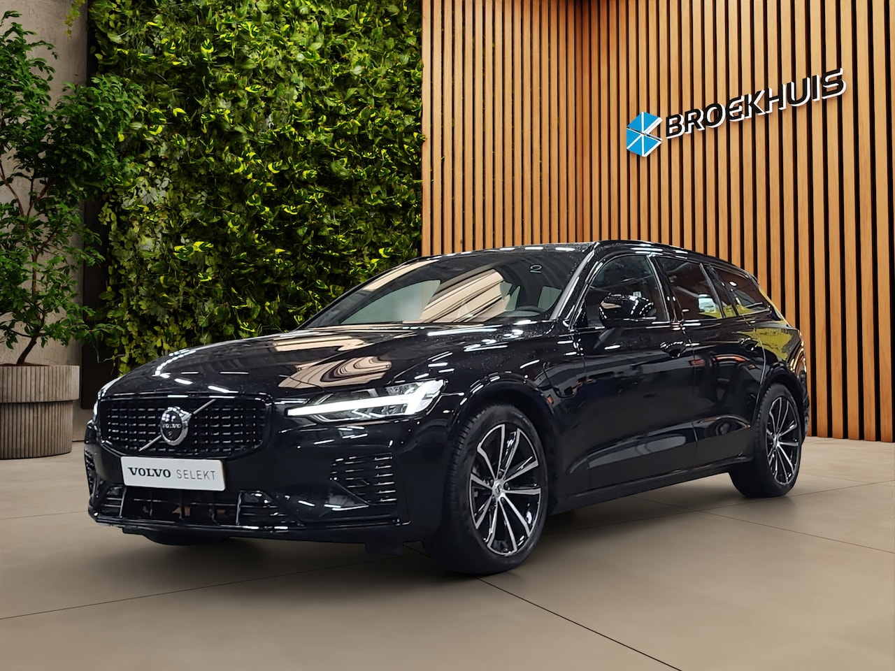 Volvo V60 - 2.0 T6 Plug-in hybrid AWD Plus Dark 360 cam trekhaak leder - AutoWereld.nl