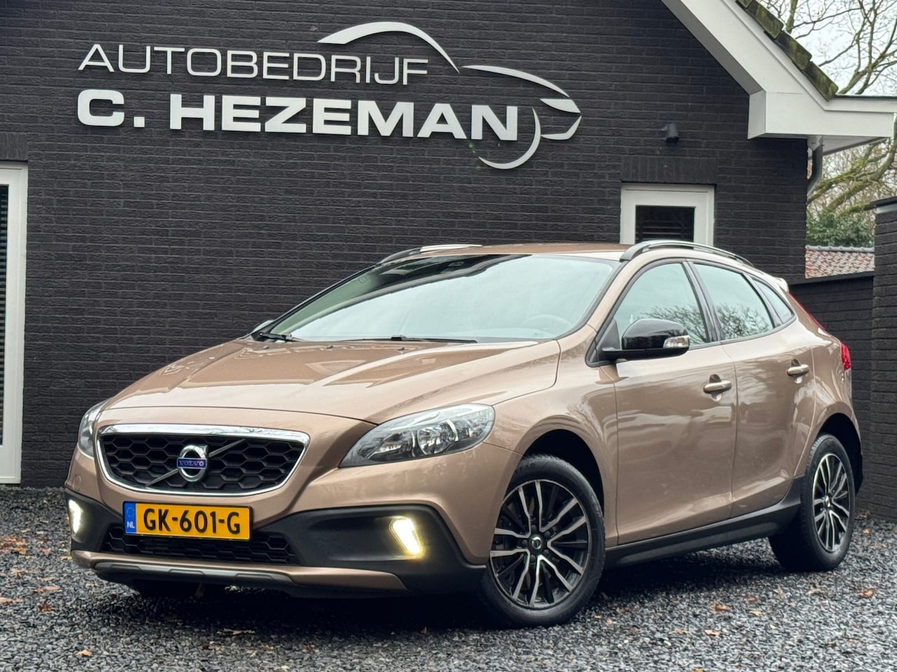 Volvo V40 Cross Country - 2.0 T3 Momentum LED Cruise Control Climate Control Sportvelgen Trekhaak Navigatie - AutoWereld.nl