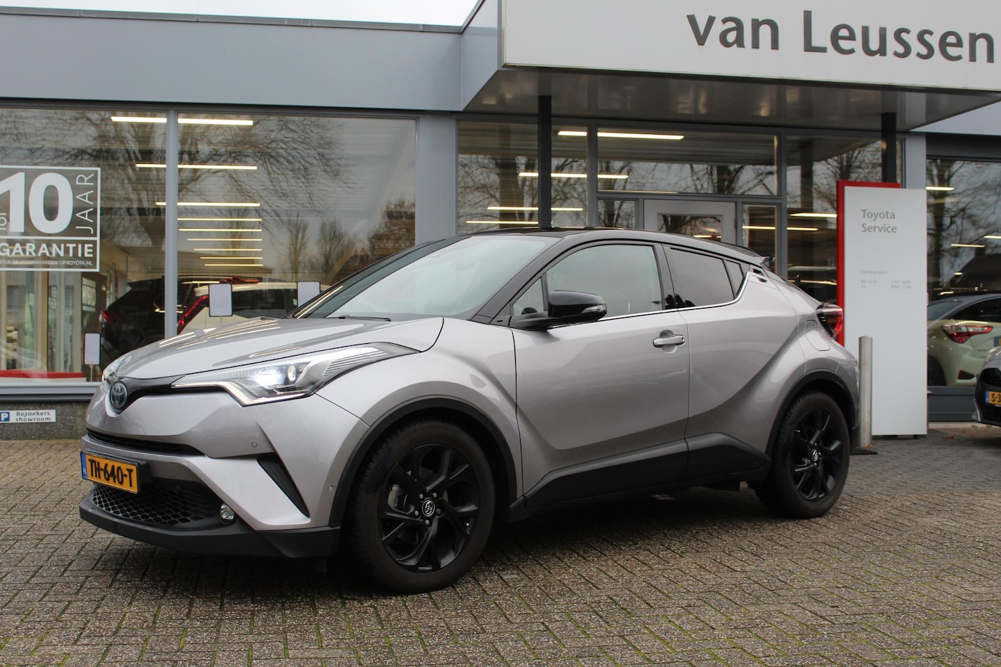 Toyota C-HR - 1.8 Hybrid Bi-Tone AFN.TREKHAAK LEER NAVI ALL SEASONS DODEHOEKDETECTIE STUUR&STOELVERW. LE - AutoWereld.nl