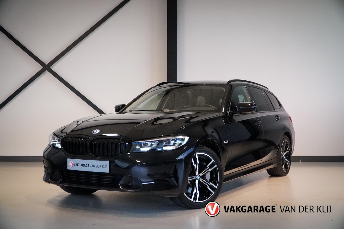 BMW 3-serie Touring - 330e xDrive Sport Line | Camera | Shadow | Sportstoel | Sfeerverlichting | Stoelverwarming - AutoWereld.nl