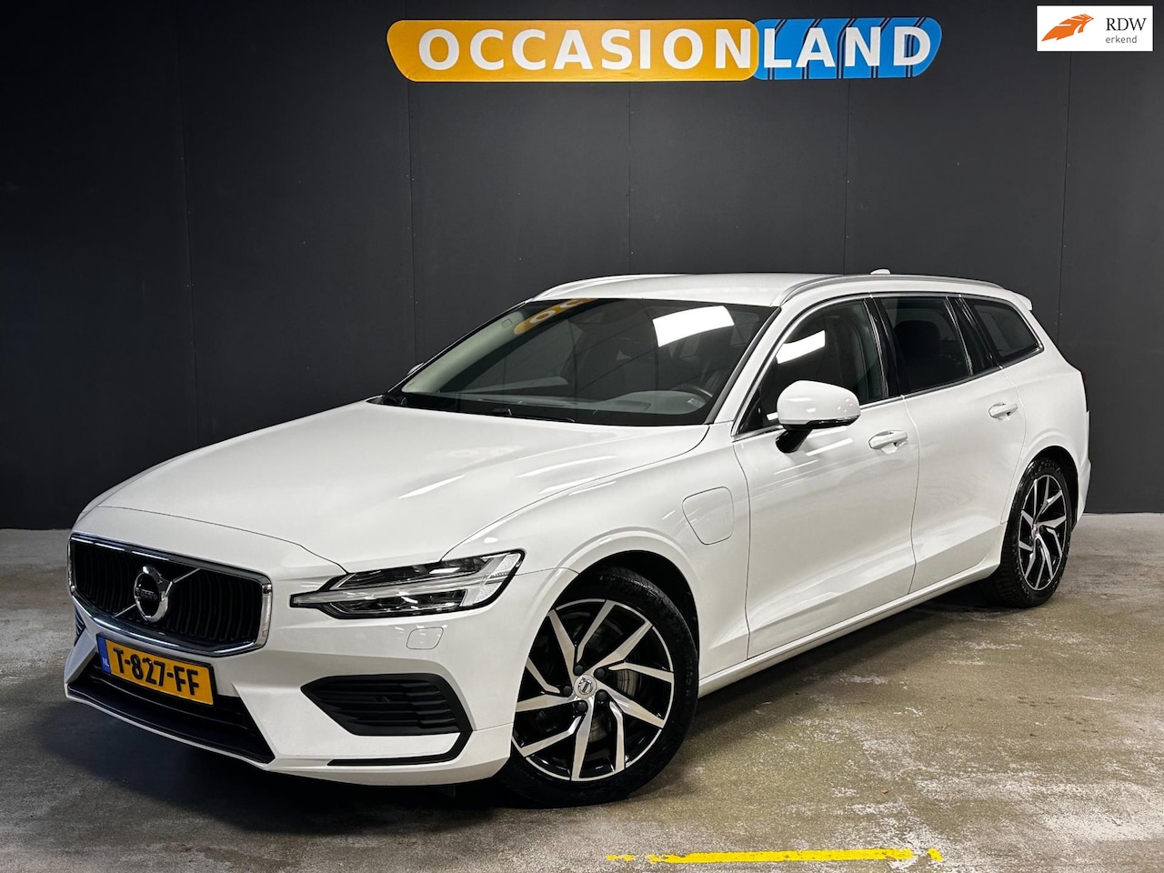 Volvo V60 - 2.0 T6 Twin Engine AWD Momentum Pro|LED|DODEHOEK|TREKHAAK|HK|ACC|STOELV|CARPLAY|CAMERA|BLU - AutoWereld.nl