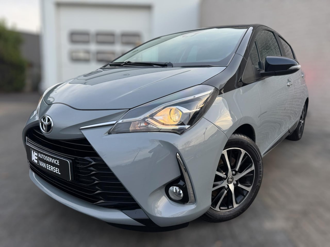 Toyota Yaris - 1.5 VVT-i Dynamic CARPLAY / TREKHAAK / TWO-TONE / CAMERA / STOELVERWARMING / BOTSWARNING / - AutoWereld.nl