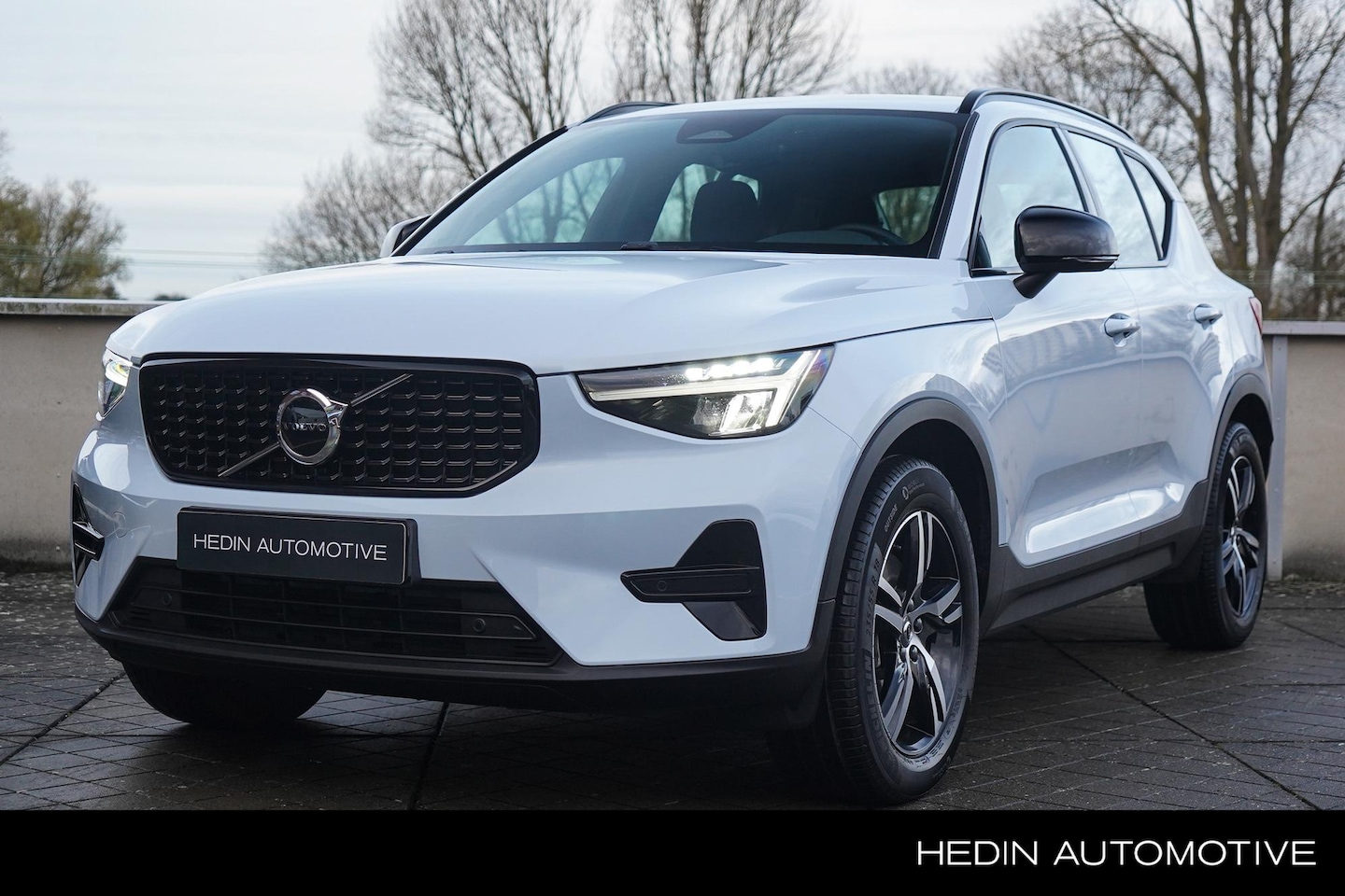 Volvo XC40 - 2.0 B4 Plus Dark | Adaptive Cruise Control | Verwarmbare voorstoelen | Achteruitrijcamera - AutoWereld.nl