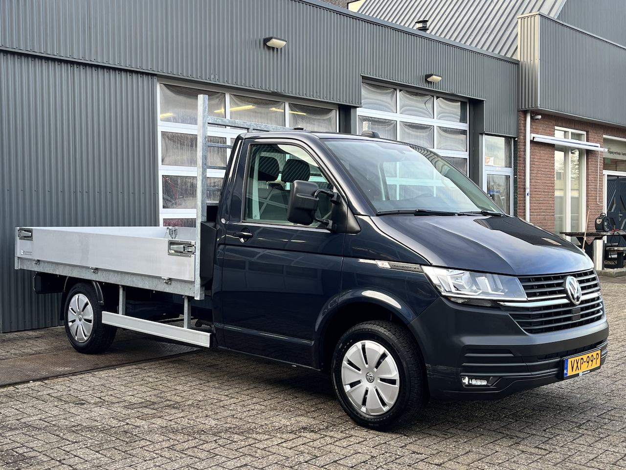 Volkswagen Transporter - 2.0 TDI L2 Pick up open laadbak Pick-up met Airco Telefoonverbinding 3-Persoons 1e eigenaa - AutoWereld.nl