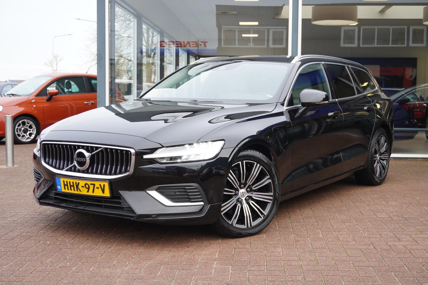 Volvo V60 - 2.0 T8 Twin Engine AWD R-Design Automaat | Airco | Navigatie | Vol opties | Dealerauto | I - AutoWereld.nl