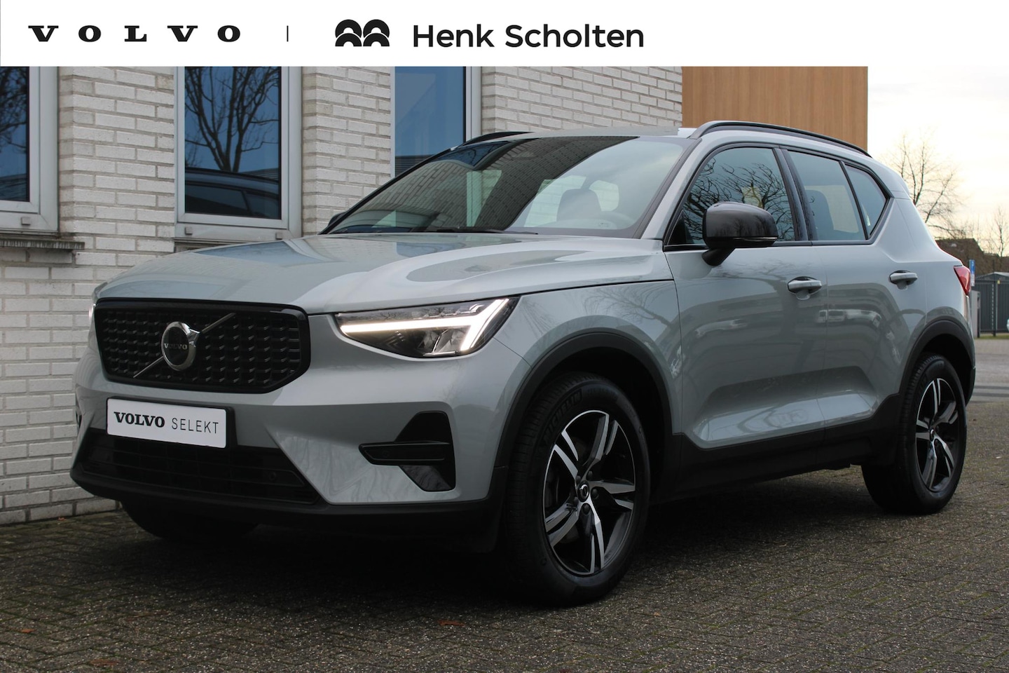 Volvo XC40 - 2.0 B4 Plus Dark Achteruitrijcamera | Semi elektrische trekhaak | Stoelverwarming | Blind - AutoWereld.nl