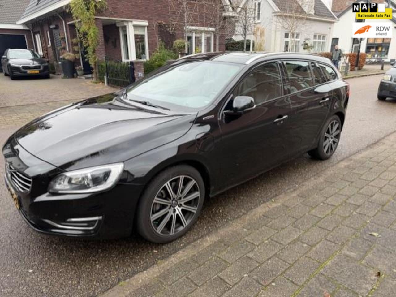 Volvo V60 - 2.4 D5 Twin Engine R-Design 2.4 D5 Twin Engine R-Design - AutoWereld.nl