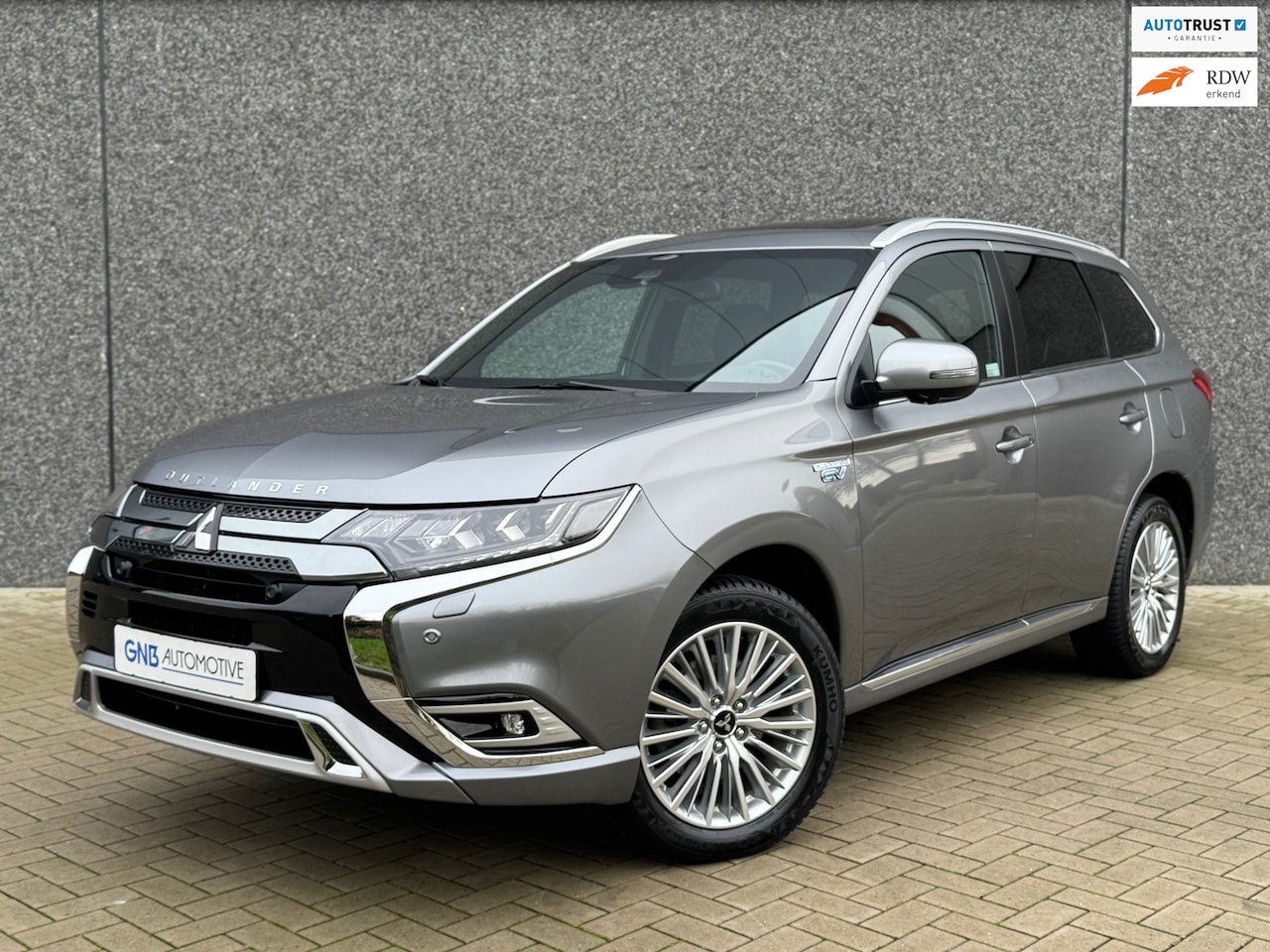 Mitsubishi Outlander - 2.4 PHEV Instyle | Trekhaak | Carplay | Schuifdak | Dodehoekassistent | DAB | 360° Camera - AutoWereld.nl