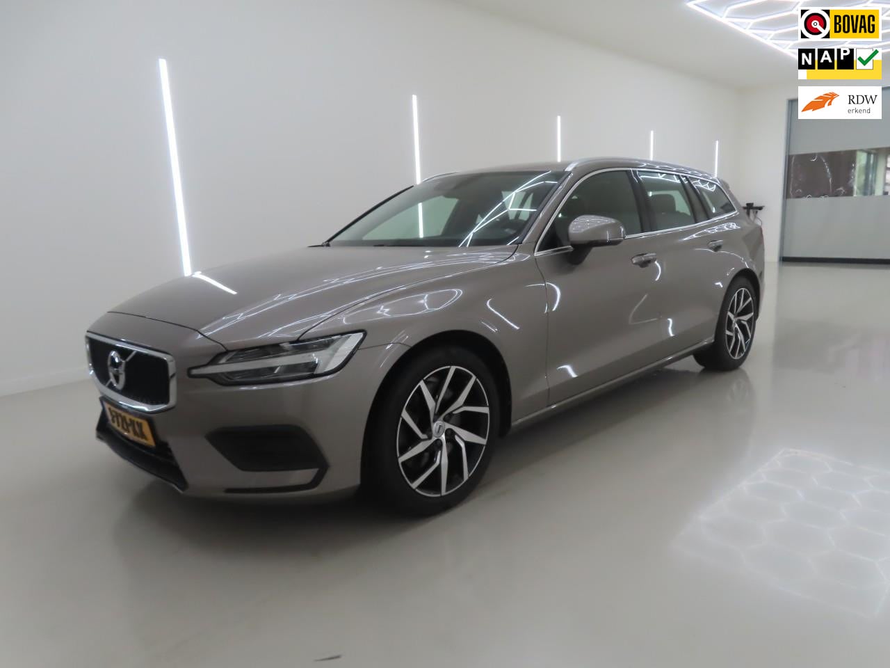 Volvo V60 - 2.0 T5 Momentum 250PK+Xenon+Volleder++Navigatie+Elek-trekhaak = DEALER KWALITEIT !! - AutoWereld.nl