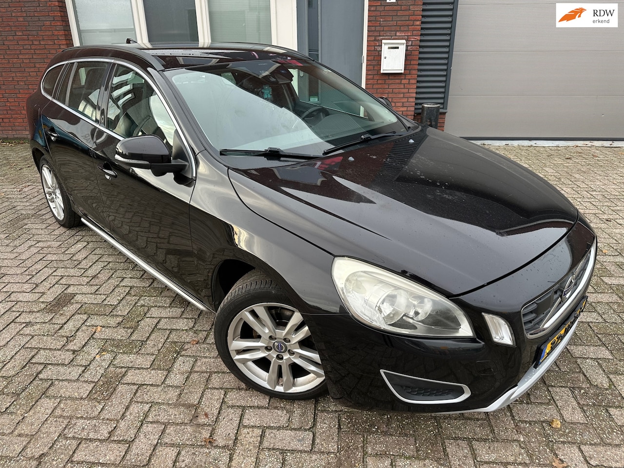 Volvo V60 - 1.6 T3 Momentum / Navi / PDC / Clima / Cruise / NAP - AutoWereld.nl