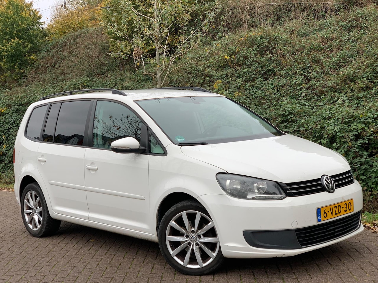 Volkswagen Touran - 1.6 TDI Comfortline BlueMotion GRIJS KENTEKEN - AutoWereld.nl