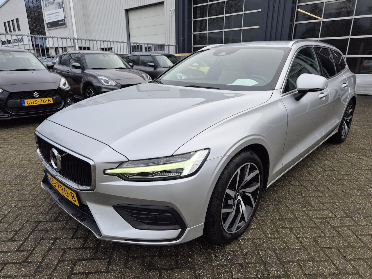 Volvo V60 - 2.0 T5 Momentum / Pilot Assist / Camera - AutoWereld.nl
