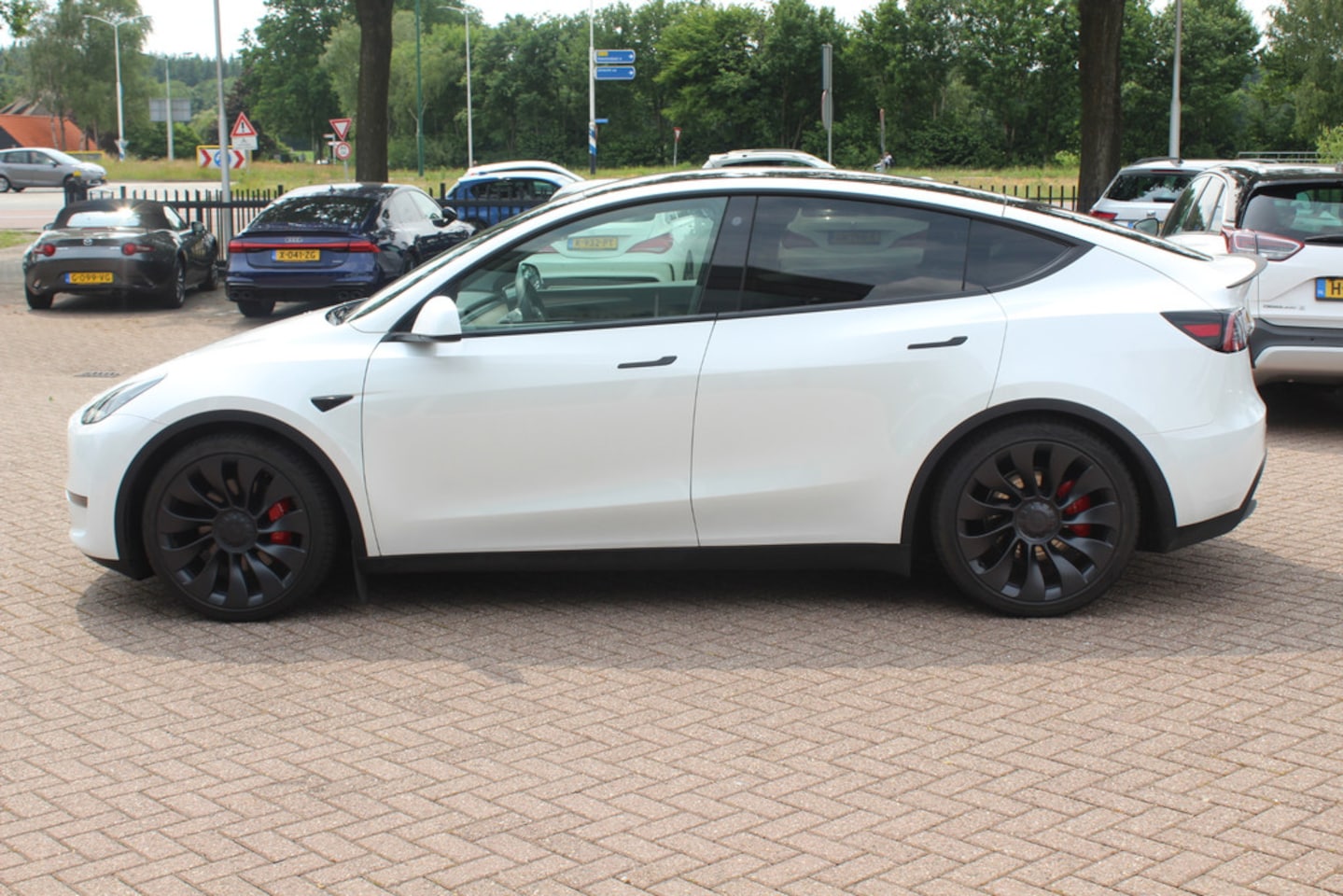 Tesla Model Y - Performance AWD 75 kWh / Trekhaak / Autopilot / Panoramadak / Camera / 21'' / Keyless / Le - AutoWereld.nl