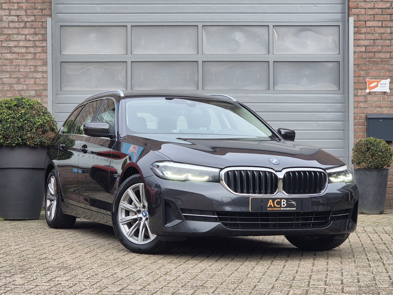 BMW 5-serie Touring - 530e Business E plus Hybrid. Elektrische achterklep. - AutoWereld.nl