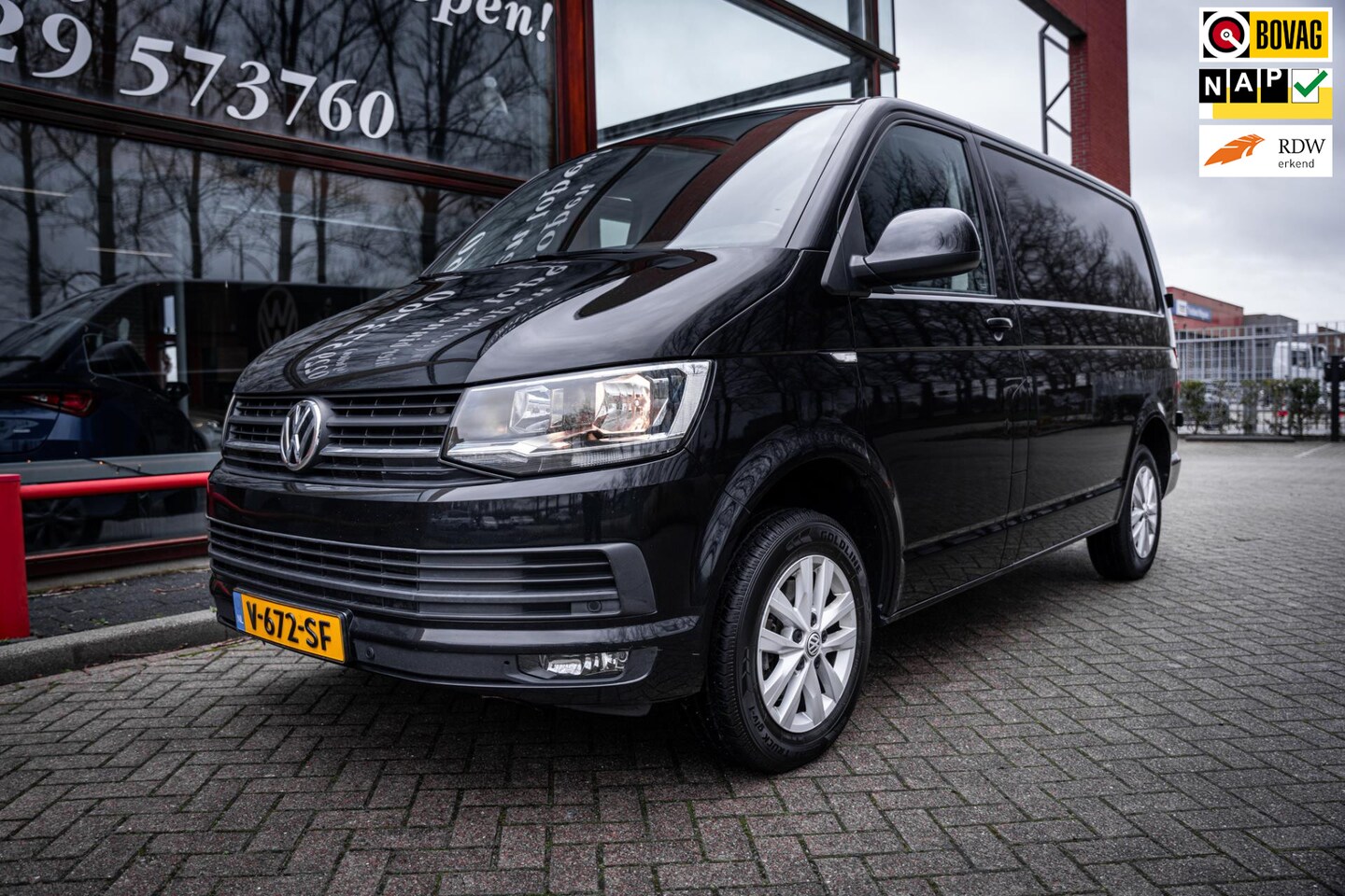 Volkswagen Transporter - 2.0 TDI Highline | Automaat | Navigatie | Parkeerhulp | Cruise control | Car-Play | Stuurb - AutoWereld.nl