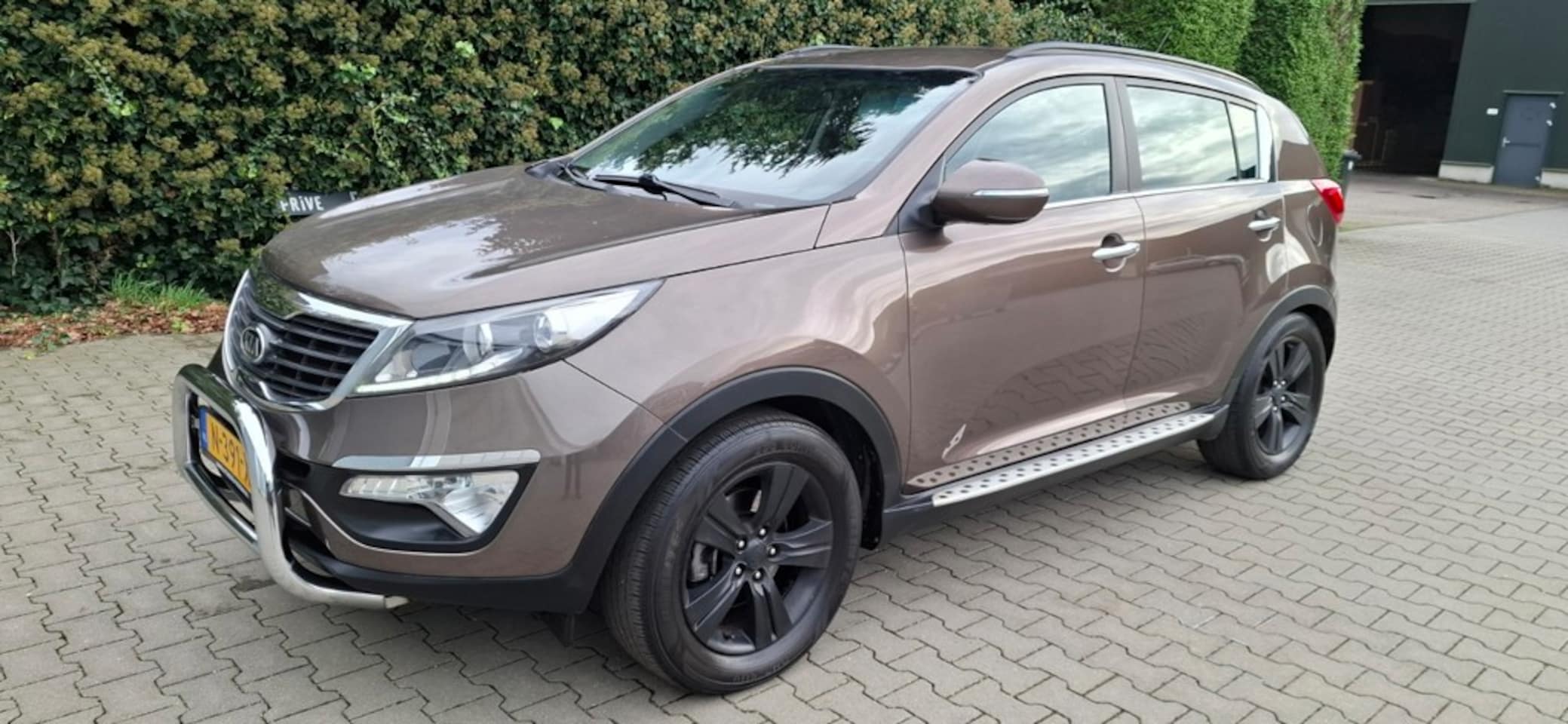 Kia Sportage - 2.0 Plus Pack. Bullbar en treeplanken - AutoWereld.nl