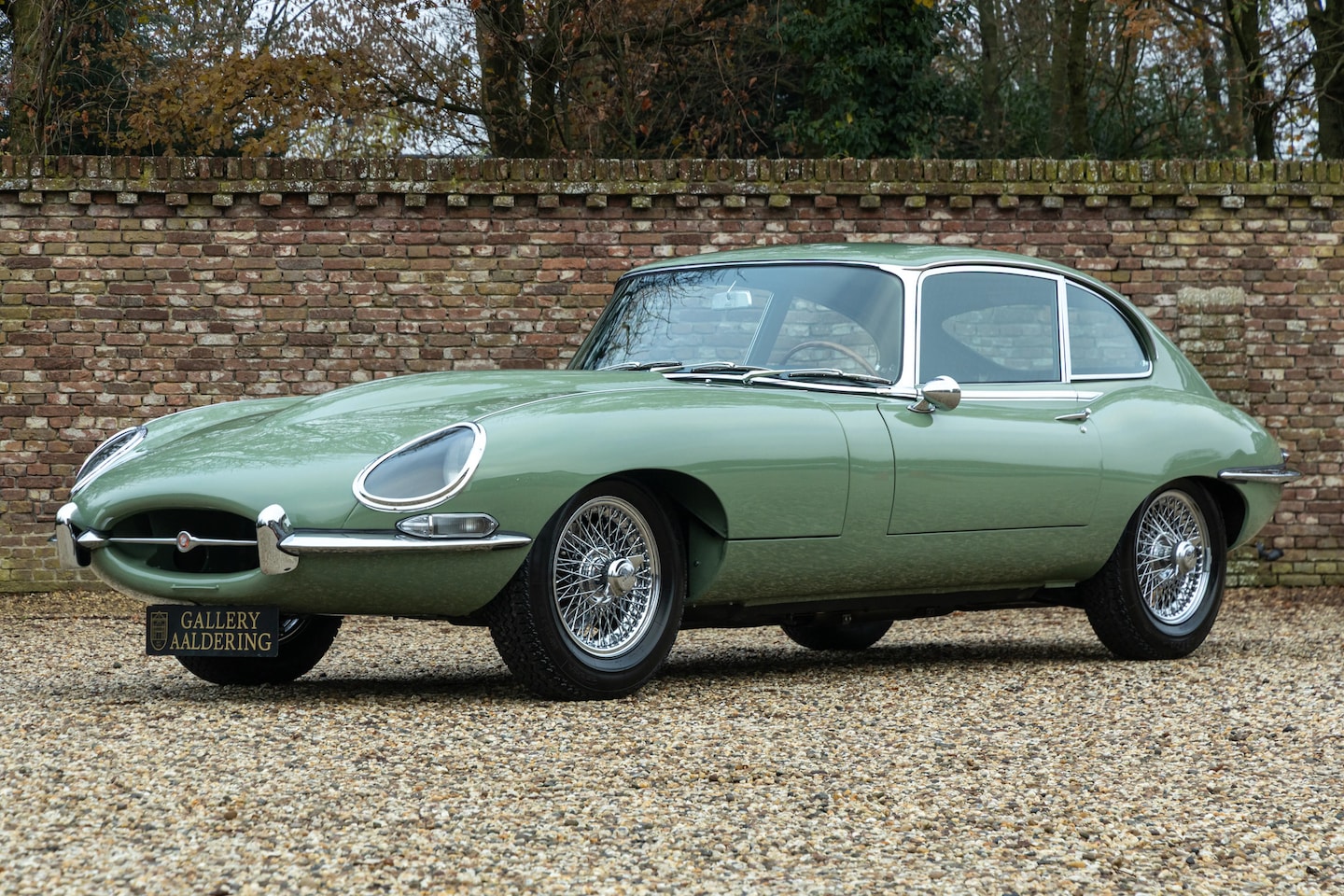 Jaguar E-type - 4.2 Litre Series 1 Coupe "Willow Green" Nut and bolt restored and rebuilt, Matching number - AutoWereld.nl