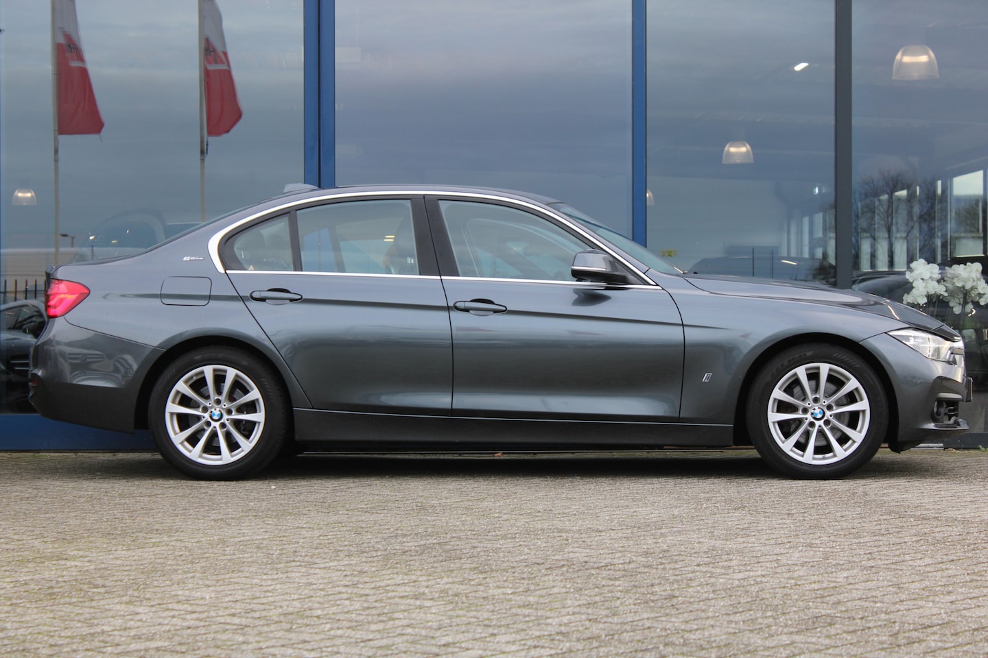 BMW 3-serie - 330e High Executive Sportline LEDER NAVI PROFF. NL AUTO - AutoWereld.nl