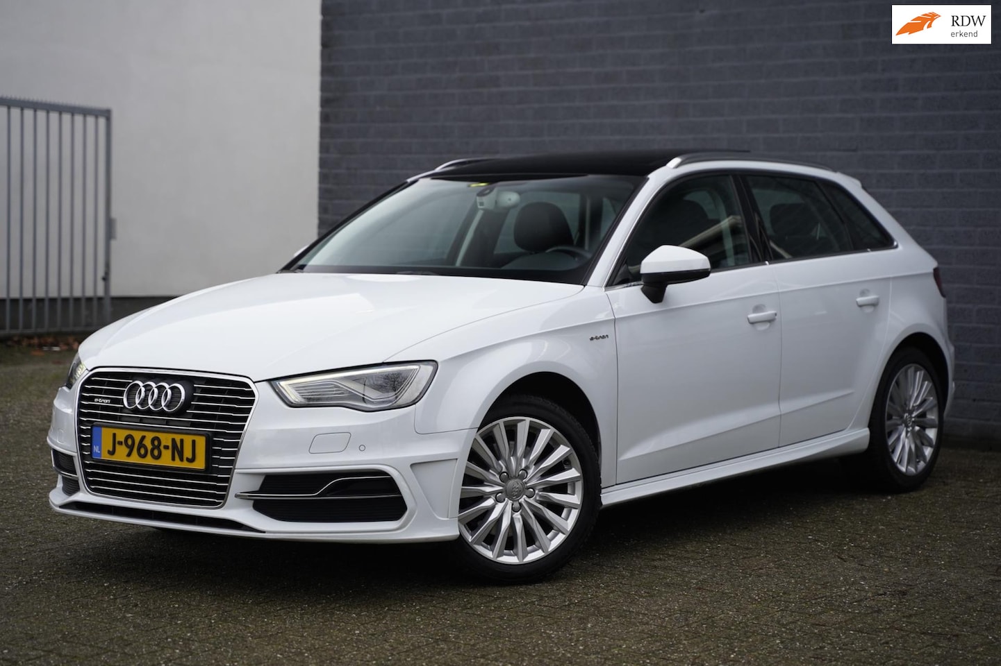 Audi A3 Sportback - 1.4 e-tron PHEV Attraction Pro Line, PANO - AutoWereld.nl