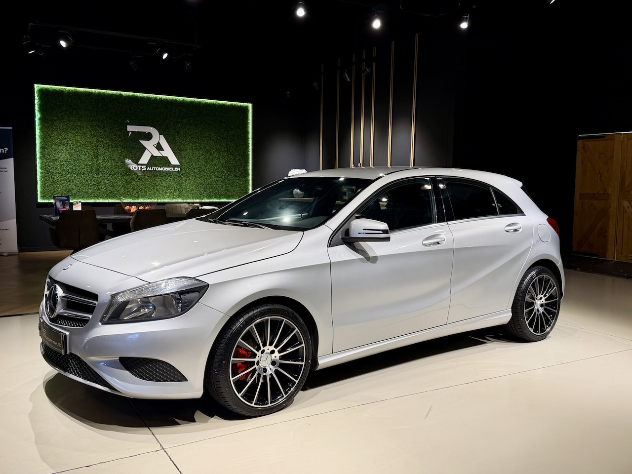 Mercedes-Benz A-klasse - A180 Nav|Camera|Leer|Media Zilver - AutoWereld.nl