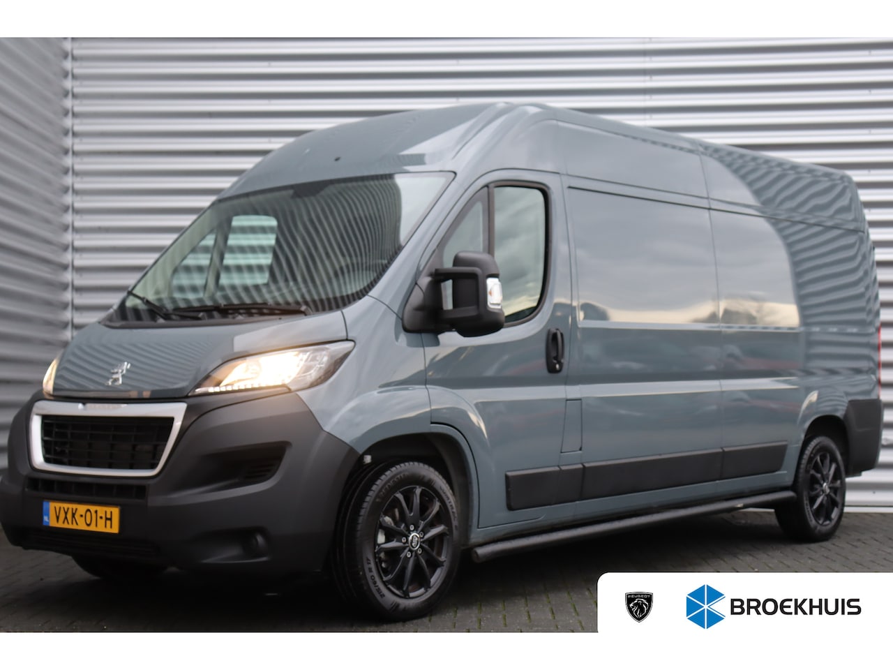 Peugeot Boxer - 2.2 BlueHDI 140PK L3H2 / NAVI / CLIMA / LED / PDC / / 17" LMV / TREKHAAK / SIDEBARS / OPRI - AutoWereld.nl