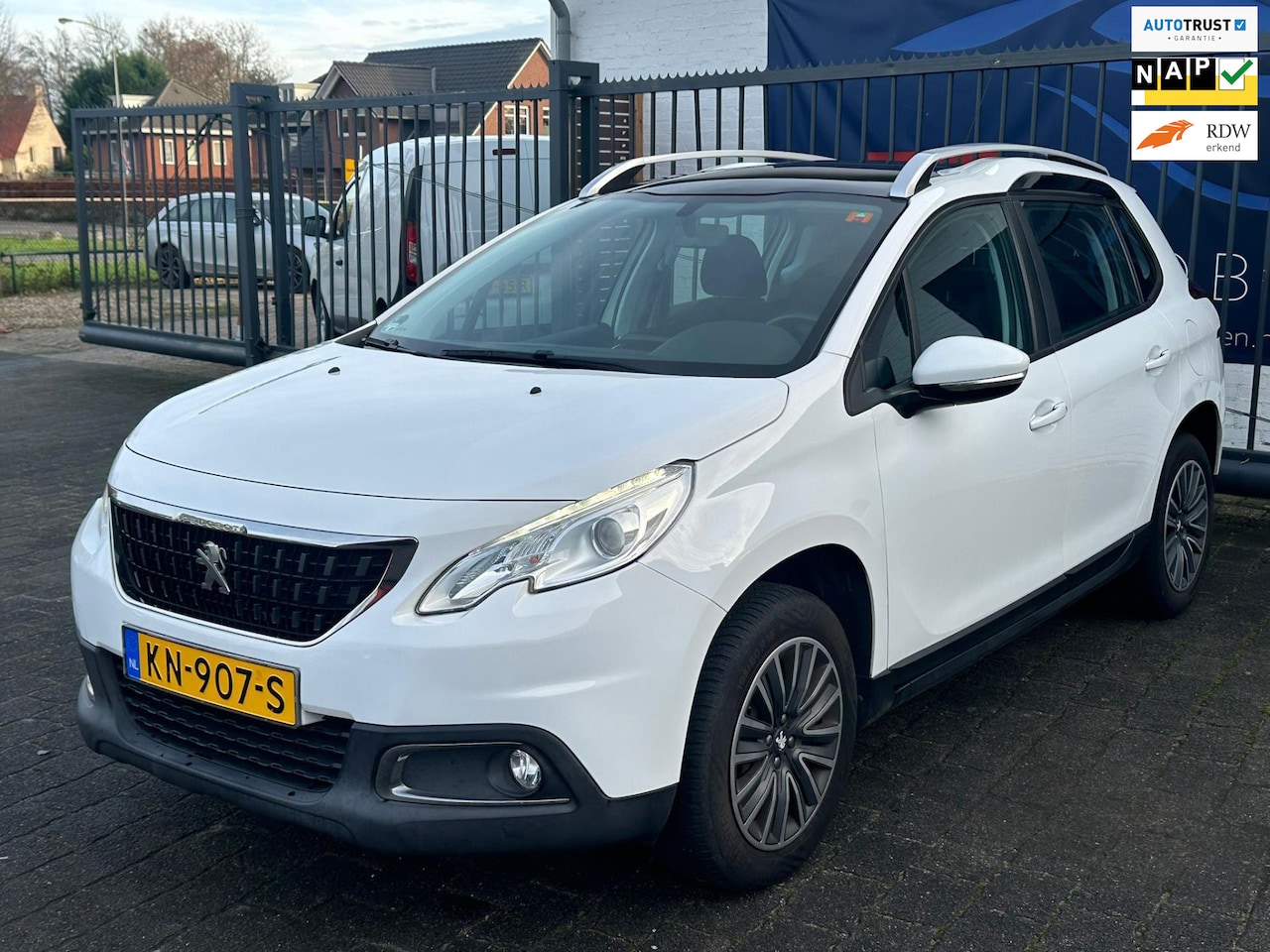 Peugeot 2008 - 1.2 PureTech Blue Lion / GLAZENDAK / TREKHAAK / AIRCO / NAP!! - AutoWereld.nl