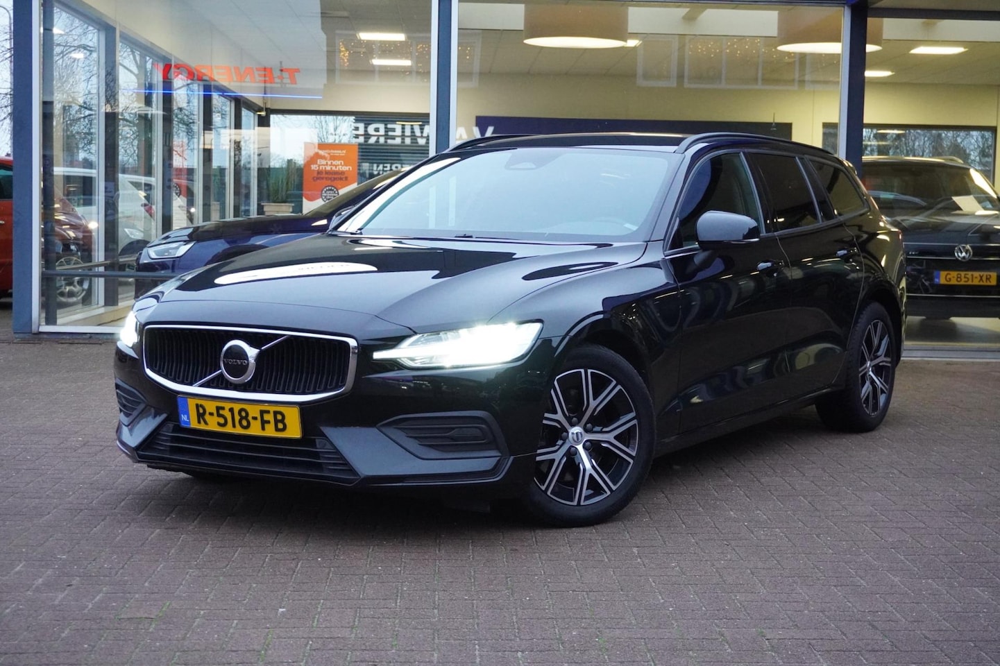 Volvo V60 - 2.0 B3 Essential Automaat | Airco | Navigatie | Carplay | Trekhaak | Vol opties | Inruil m - AutoWereld.nl