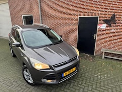 Ford Kuga - 1.6 Titanium Airco, Keyless Voorruit verwarming, trekhaak, Zeer netjes