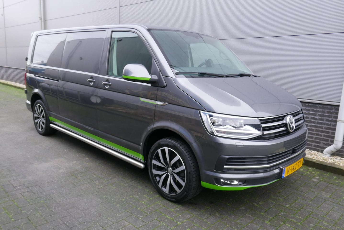 Volkswagen Transporter - 2.0 TDI L2 H1 Highline AUT,AIRCO,NAVI,LEER,XENON,TREKHAAK. - AutoWereld.nl