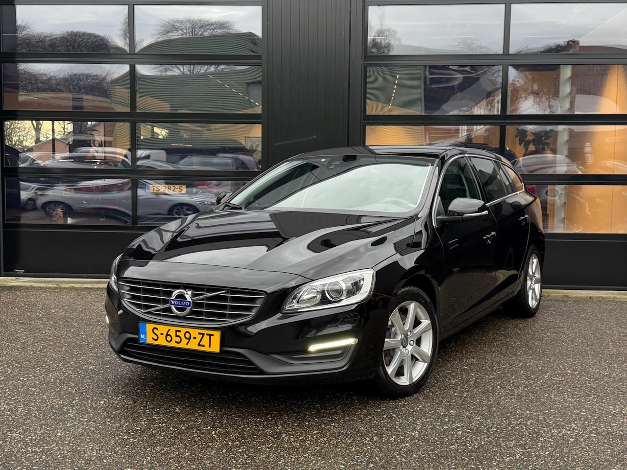 Volvo V60 - 2.0 T3 Ocean Race Xenon Stoelverwarming Navi LED - AutoWereld.nl