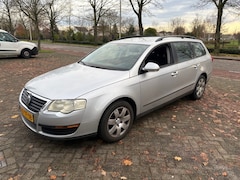 Volkswagen Passat - 2.0 FSI AUTOMAAT / CLIMAT / TREKHAAK / EXPORT / APK 06-2026