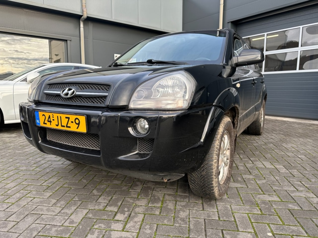 Hyundai Tucson - 2.0i Active met trekhaak, airco, stoelverwarming - AutoWereld.nl