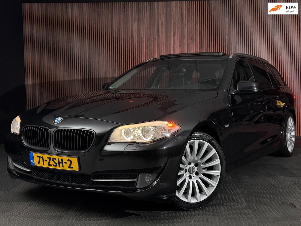BMW 5-serie Touring - 520d High Executive PANO/MEMORY/TREKHAAK/STOELVERWARMING/ZEER NETTE STAAT/19 INCH VELGEN - AutoWereld.nl