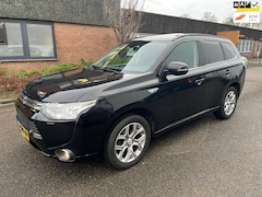 Mitsubishi Outlander - 2.0 PHEV Instyle Boekjes Pano Navi Trekhaak N.A.P