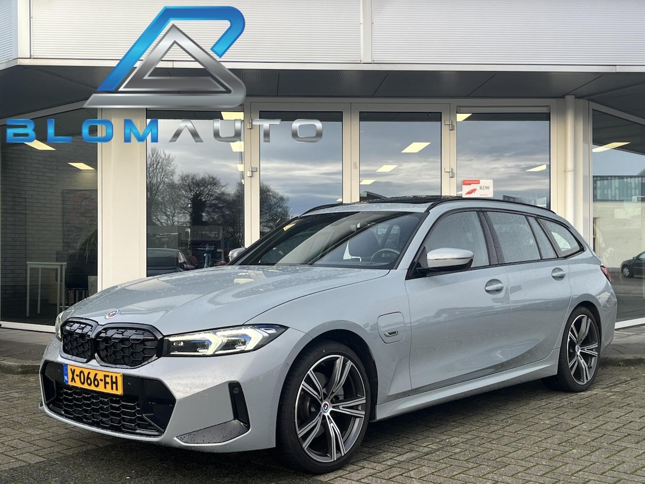 BMW 3-serie Touring - 330e xDrive 293PK M-SPORT PANO+HUD+TREKH - AutoWereld.nl