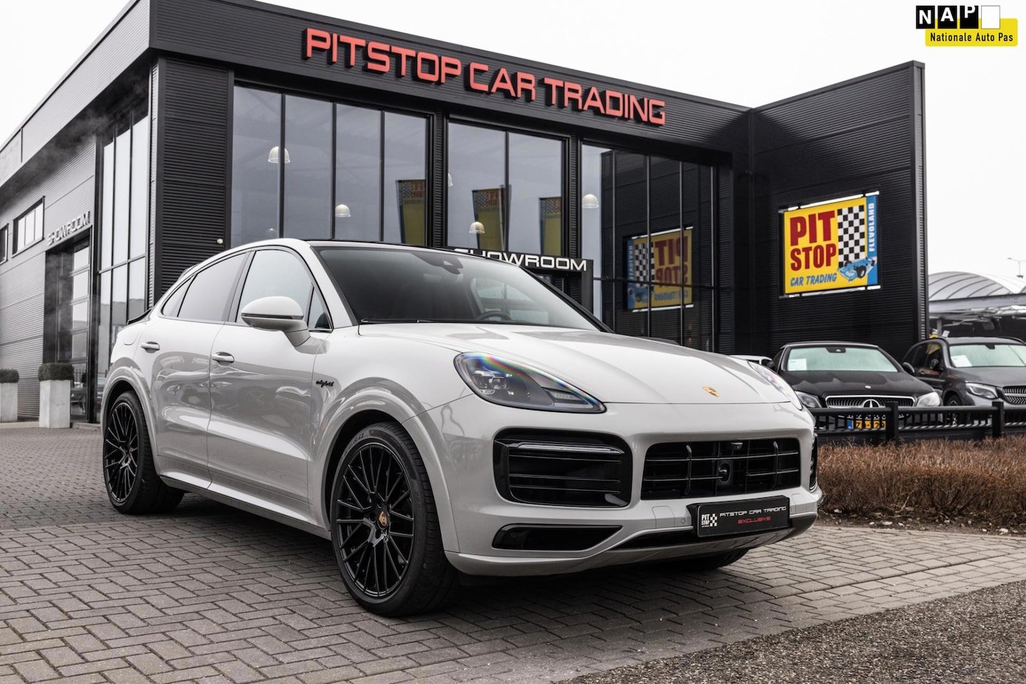 Porsche Cayenne Coupé - 3.0 E-Hybrid 3.0 E-Hybrid, *Krijt*, Sportdesign, 1e eigenaar, NL Auto! - AutoWereld.nl