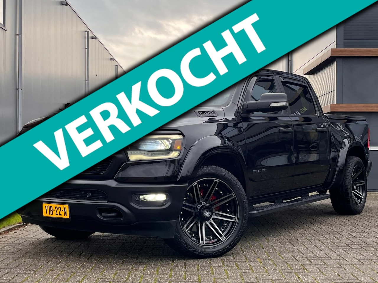 Dodge Ram 1500 - 5.7 V8 4x4 Crew Cab Big Horn Widebody Wide body | 22 inch | Guerrilla Bypass - AutoWereld.nl