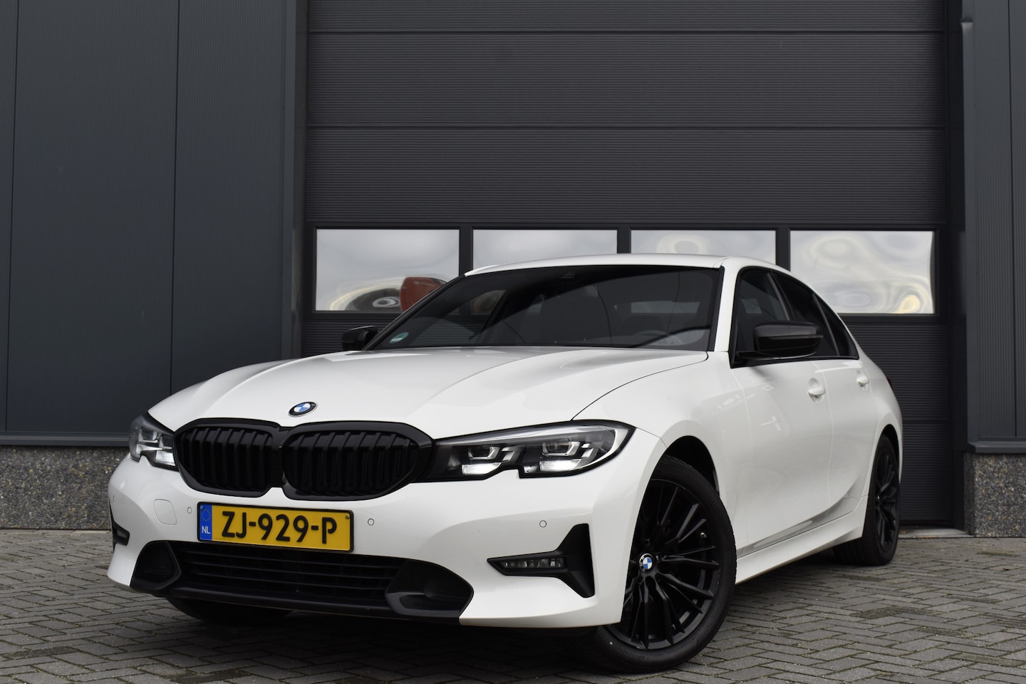 BMW 3-serie - 318d Executive Edition Sport Trekhaak - Head-up - Carplay - Cruise - AutoWereld.nl