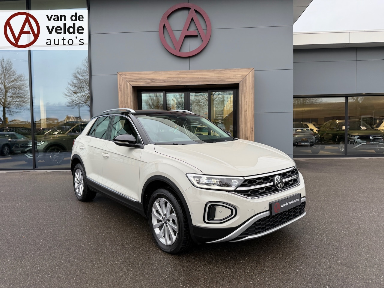 Volkswagen T-Roc - 1.5 TSI 150pk DSG Style Carplay | Camera | Keyless | Elek. Achterklep | Rijklaar incl. gar - AutoWereld.nl