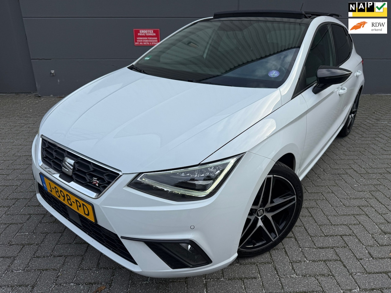 SEAT Ibiza - 1.0 TSI FR Limited Edition*Digital Cockpit*OPEN DAK*CAMERA*CRUISE*NAVI*STOEL VERWARMING* - AutoWereld.nl