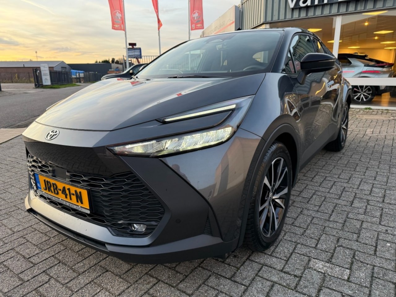 Toyota C-HR - 1.8 Hybrid  140 Team Player BI-TONE RIJKLAAR MET GARANTIE - AutoWereld.nl