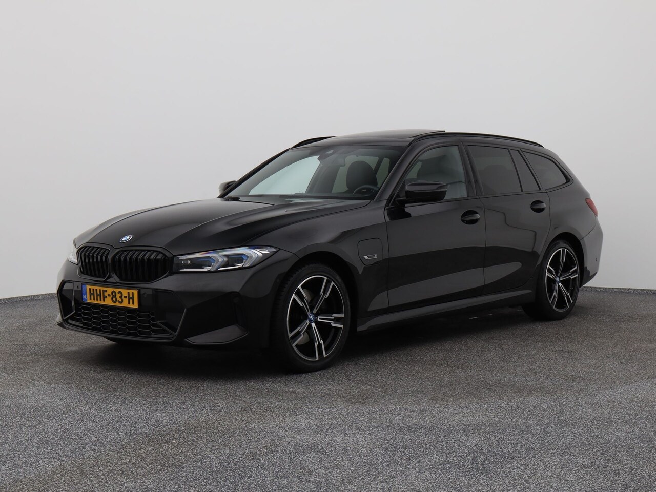 BMW 3-serie Touring - Touring 320e M-Sport | PANO | CAMERA | HUD | STOELVERWARMING - AutoWereld.nl