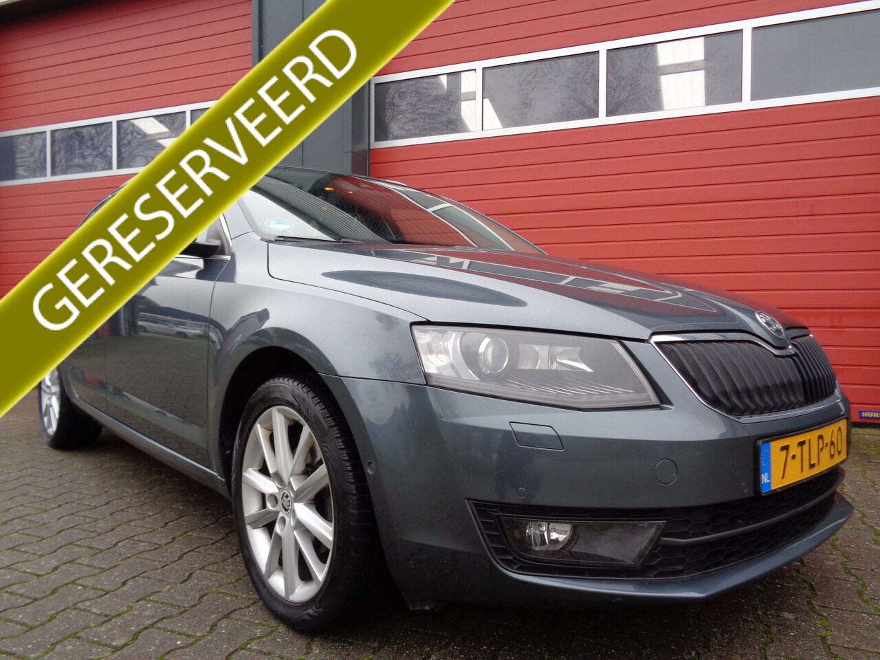 Skoda Octavia Combi - 1.6 TDI Greentech Elegance Businessline 105PK Xenon Clima Cruise LMV Pano-Dak Trekhaak NL- - AutoWereld.nl