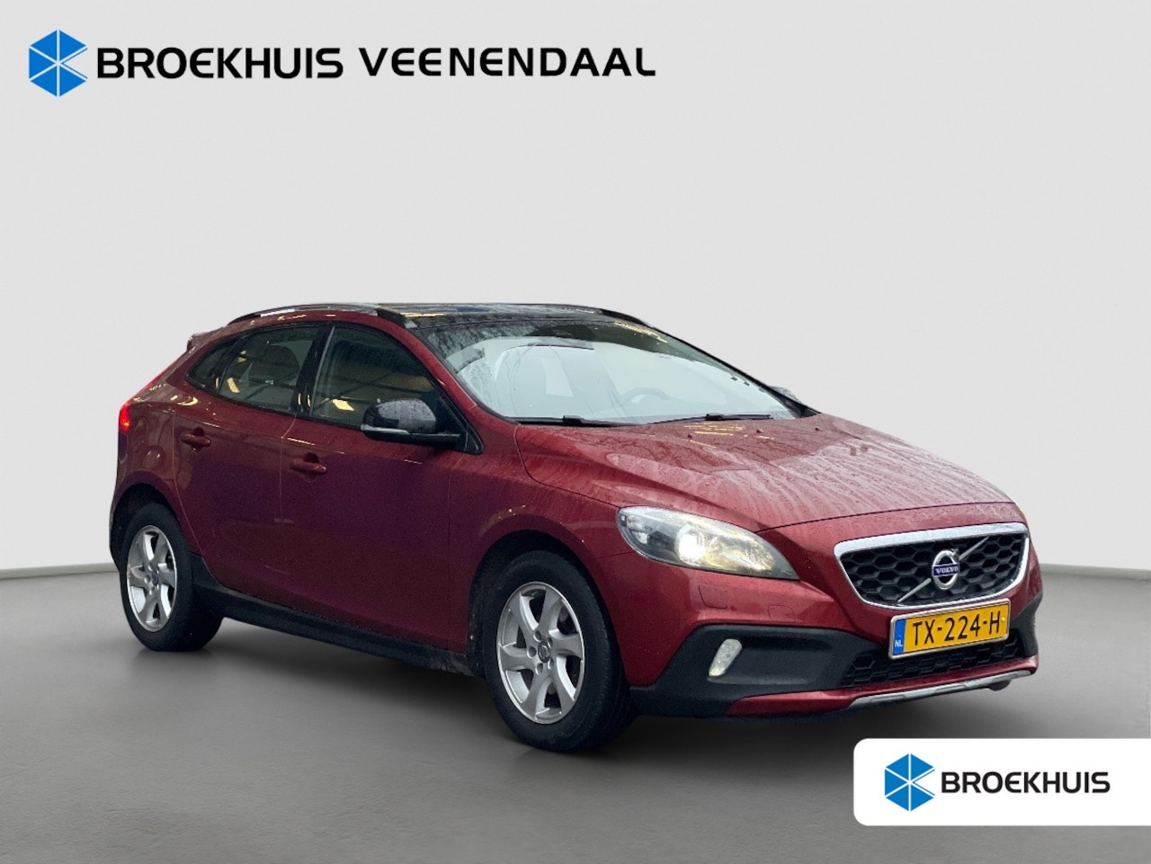 Volvo V40 Cross Country - 1.6 T4 180PK Automaat Summum | Panoramadak | Trekhaak | Navigatie | Stoelverwarming - AutoWereld.nl