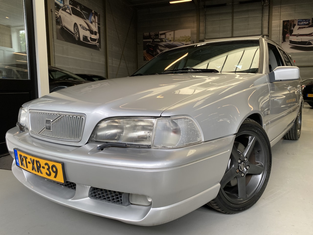 Volvo V70 - 2.3 R Airco, Cruise, Elektrische stoelen, Nederlandse auto - AutoWereld.nl