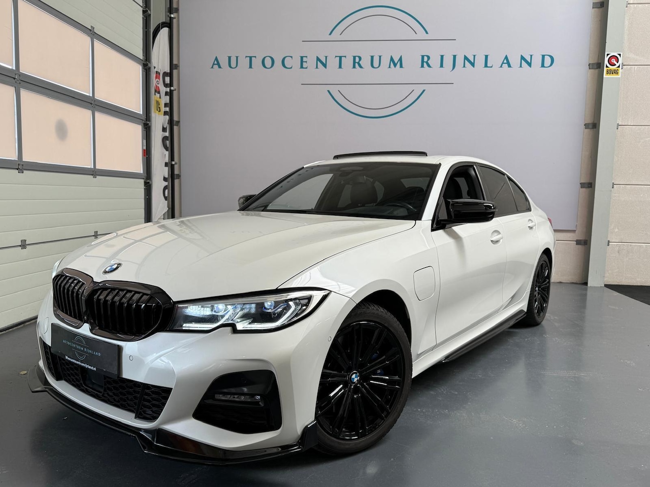 BMW 3-serie - 330e M-Sport Black Edition, BOVAG GARANTIE PANO, HED, CAMERA - AutoWereld.nl