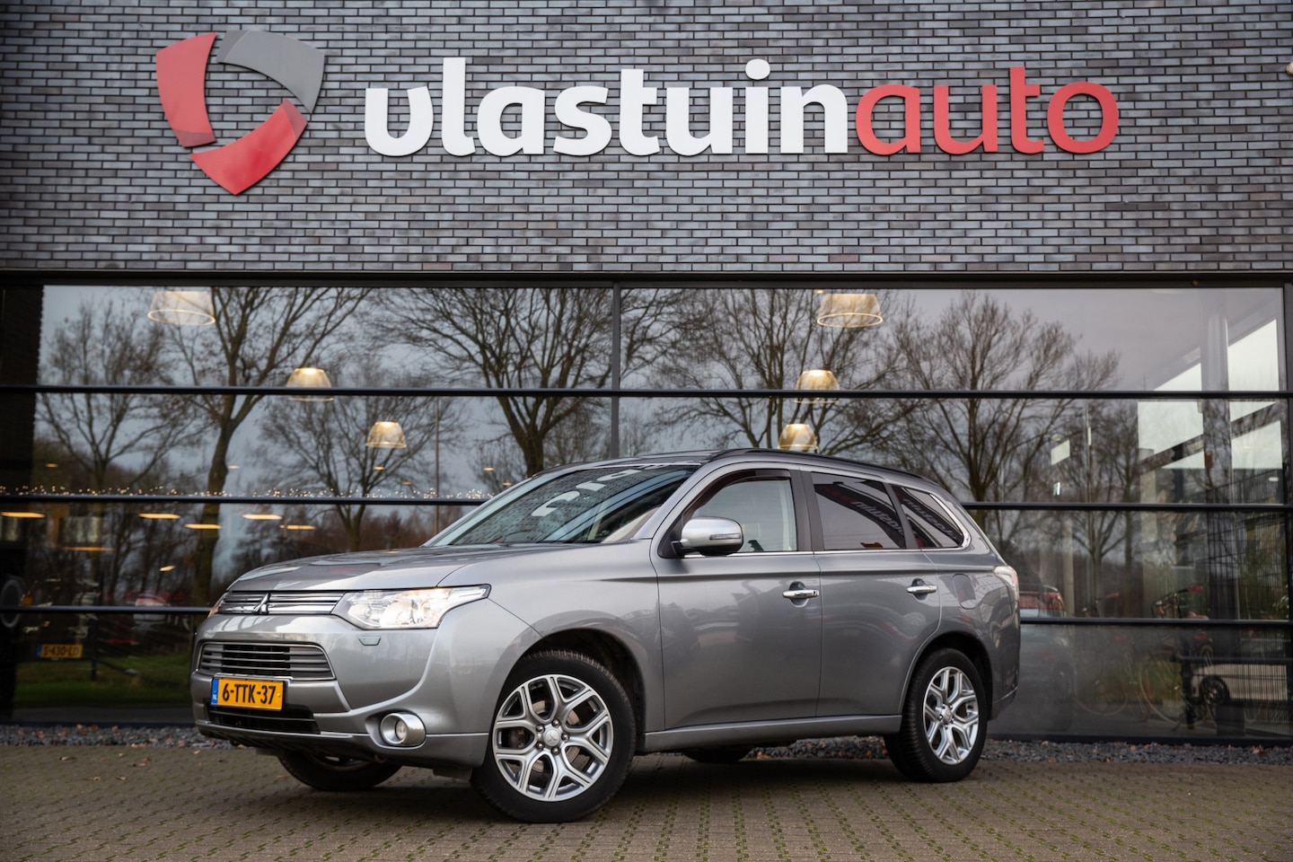 Mitsubishi Outlander - 2.0 PHEV instyle 2.0 PHEV Instyle+ , Schuif/kanteldak, Trekhaak, Achteruitrijcamera, Leder, - AutoWereld.nl