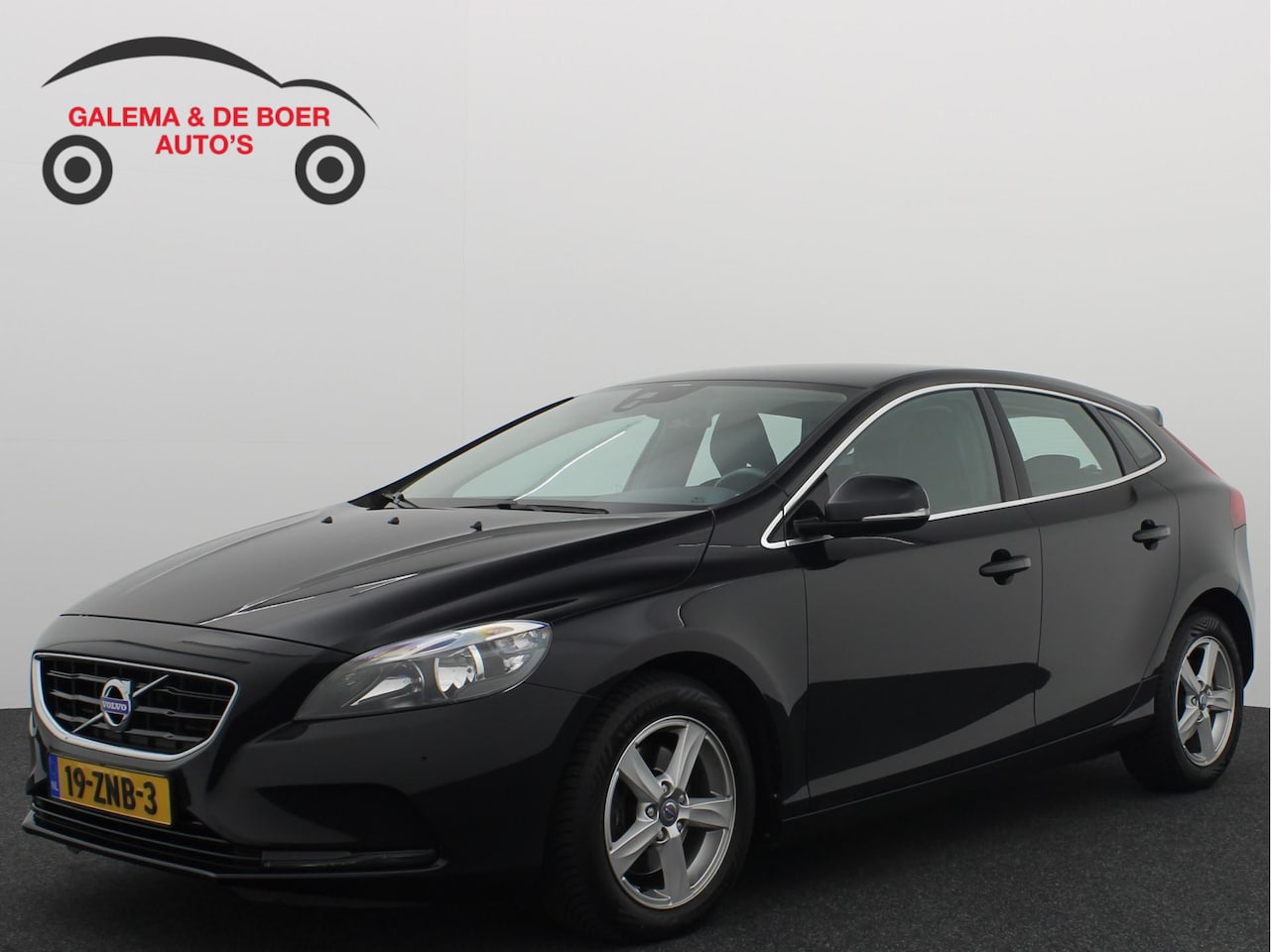 Volvo V40 - 1.6 T4 180PK Momentum AUTOMAAT / TREKHAAK / D-RIEM VV / NAVI / CLIMA / PDC / CAMERA / NAVI - AutoWereld.nl