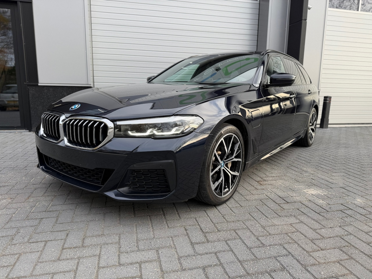 BMW 5-serie Touring - 530e M Sport / Apple Carplay / LED / PHEV / Trekhaak / Stoel Verwarming - AutoWereld.nl